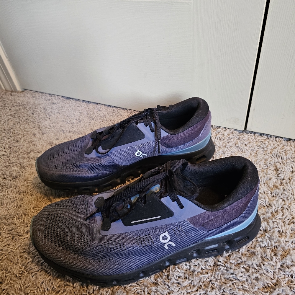 On CloudStratus 3 11.5 metal/wisteria Men shoe.